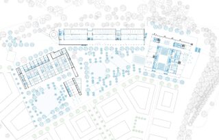 Architektonischer Lageplan, der Gebäudegrundrisse, umliegende Wege, Baumplatzierungen und angrenzende Straßennetze in einer Landschaftsumgebung zeigt.