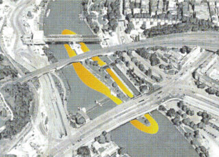 Eine Graustufen-Luftaufnahme eines von Straßen durchzogenen Flusses mit gelb hervorgehobenen Bereichen auf dem Wasser, die potenzielle interessante Zonen anzeigen.