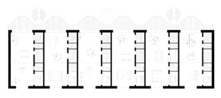 Schwarzweißer architektonischer Grundriss, der eine Reihe linear angeordneter Büroräume, Besprechungsräume und Gemeinschaftsbereiche zeigt.