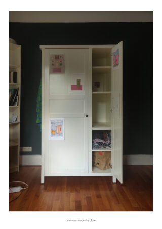 In einem Raum steht ein weißer Kleiderschrank offen, an dessen Türen Regale mit Kleidung, Büchern und Papieren befestigt sind.