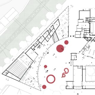 Architektonischer Grundriss eines dreieckigen Gebäudes mit nummerierten Räumen, angrenzendem Außenbereich mit roten Kreisen und Wegen sowie umgebenden Bäumen.
