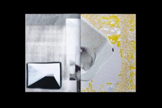 Eine aufgeschlagene Zeitschrift mit abstrakten Kunstwerken, links in Form eines geometrischen Umschlags und rechts mit einem strukturierten, pixeligen Muster mit gelben Akzenten.