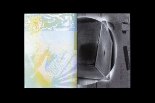 Ein offenes Buch zeigt auf der linken Seite ein abstraktes Pastellkunstwerk und auf der rechten Seite ein Graustufenfoto eines Metallwürfels in einem Kreis.