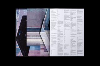 Ein offenes Buch zeigt auf der linken Seite eine abstrakte geometrische Illustration und auf der rechten Seite dicht angeordneten Text in Spalten vor einem schwarzen Hintergrund.