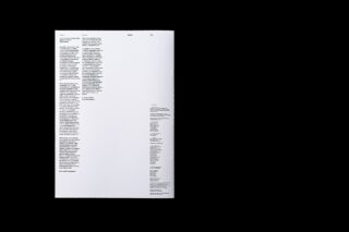 Ein weißes vertikales Blatt Papier mit mehreren Spalten kleinen, schwarz gedruckten Textes ist auf einem schwarzen Hintergrund zentriert.