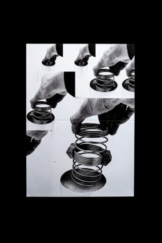 Eine Collage aus Schwarzweißfotos zeigt eine Hand, die eine Metallfeder auf einem Zylinder zusammendrückt und wieder loslässt, und demonstriert so die Flexibilität der Feder.