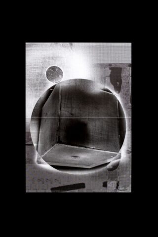 Schwarzweißes abstraktes Bild mit einer großen kreisförmigen Form, die in der Mitte eine kastenartige Struktur überlagert, mit hohem Kontrast und strukturierten Hintergründen.