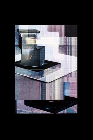 Eine digitale Collage mit übereinander geschichteten geometrischen Formen, Reflexionen und abstrakten Mustern in gedämpften Tönen, die eine moderne und fragmentierte visuelle Komposition schaffen.