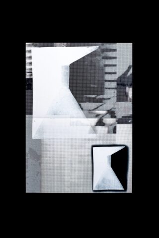 Abstraktes Graustufenbild mit geometrischen Formen, die Kegeln und Rechtecken ähneln, mit einer kleineren eingefügten Version desselben Designs in der unteren rechten Ecke, alles vor einem strukturierten Hintergrund.