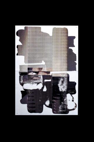 Abstraktes Kunstwerk mit geschichteten, rechteckigen Formen in gedämpften Beige-, Grau- und Schwarztönen auf weißem Hintergrund mit strukturierten und verschmierten Farbeffekten.