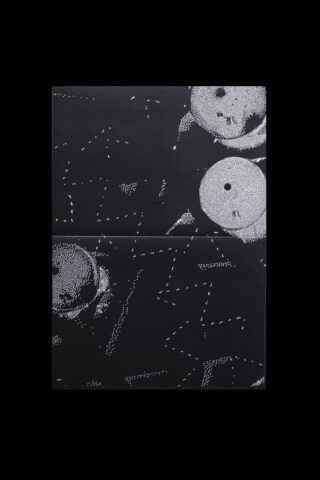 Schwarzer Hintergrund mit abstrakten weißen Punktmustern, die kreisförmige Formen und unregelmäßige Linien bilden, die teilweise an Gesichter erinnern und über das Bild verteilt sind.