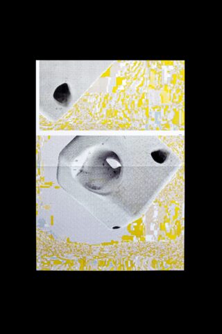 Vor einem pixeligen gelb-grauen Hintergrund ist ein geometrisches weißes Objekt mit Löchern zu sehen, das in zwei horizontale Abschnitte unterteilt ist.