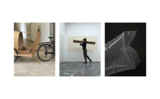 Ein Triptychon zeigt einen hölzernen Fahrradanhänger, eine Person, die Holzbretter ins Haus trägt, und eine Nahaufnahme einer durchsichtigen Plastiktüte vor einem dunklen Hintergrund.