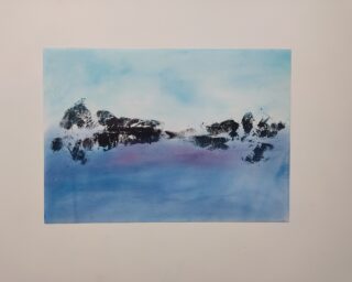 Abstraktes Gemälde dunkler Formen, die Felsen ähneln, die sich in ruhigem blauem und violettem Wasser unter einem hellblauen Himmel auf weißem Hintergrund spiegeln.