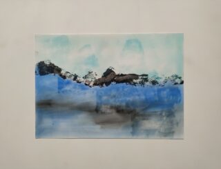 Abstraktes Gemälde mit einer horizontalen Komposition in Blau und Schwarz, die an Berge oder eine Landschaft erinnert, vor einem hellblauen und weißen Hintergrund.