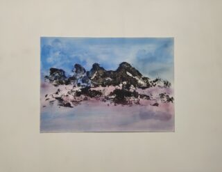 Abstraktes Gemälde, das eine Berglandschaft mit dunklen Gipfeln, einem blauen Himmel mit Farbverlauf und einem rosa und violetten Vordergrund darstellt, alles auf weißem Hintergrund.