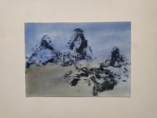 Ein Gemälde, das drei abstrakte, blau getönte Berggipfel vor einem hellen Hintergrund zeigt, mit strukturierten Pinselstrichen, die Schnee und felsige Oberflächen suggerieren.
