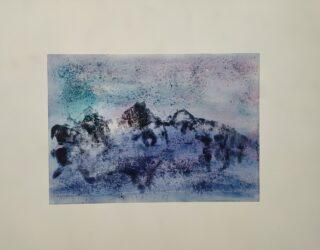 Abstraktes Aquarellgemälde mit dunkelblauen und schwarzen Formen vor einem blassen Hintergrund mit einem Hauch von Lila, Rosa und Hellblau, das an eine Landschaft oder eine Bergkette erinnert.