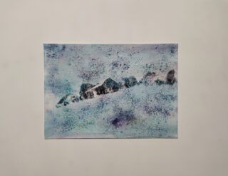 Abstraktes Aquarellgemälde mit dunklen Formen, die Bergen in einer verschneiten Landschaft ähneln, mit blauen, violetten und schwarzen Sprenkeln auf weißem Hintergrund.