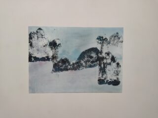 Abstraktes Gemälde mit schwarzen und blauen Formen auf hellem Hintergrund, die möglicherweise an Bäume oder Berge erinnern, zentriert auf einer weißen Leinwand.