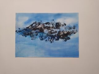 Abstraktes Gemälde mit dunklen, gezackten Formen, die an Felsen oder Berge erinnern, die sich in einem sanften blauen Farbverlauf spiegeln und auf einem schlichten weißen Hintergrund an Wasser und Himmel erinnern.