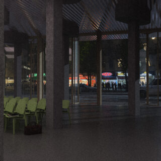 Reihen leerer grüner Stühle und eine braune Tasche stehen in einem schwach beleuchteten Raum mit raumhohen Fenstern und Blick auf eine Stadtstraße mit Neonschildern und Menschen in der Nacht.