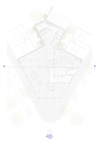 Architektonische Grundrisszeichnung eines dreieckigen Gebäudes mit Innenräumen, Möbelanordnung, angrenzenden Außenbereichen sowie umliegenden Bäumen und Straßen.