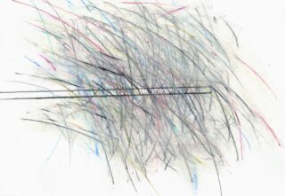 Abstrakte Zeichnung mit sich kreuzenden Linien in Schwarz, Blau, Rot und Gelb auf weißem Hintergrund, die einen chaotischen, vielschichtigen Effekt erzeugen.