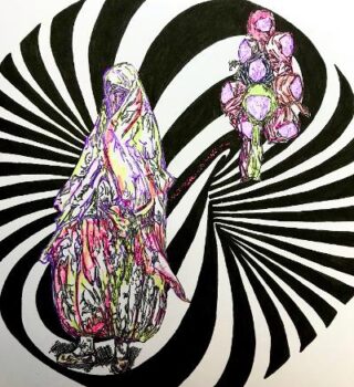 Eine Figur in farbenfroher, abstrakter Kleidung steht auf einem schwarz-weißen Spiralhintergrund neben einem Blumenstrauß in Rosa- und Lilatönen.