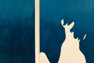 Abstraktes Gemälde mit einem strukturierten vertikalen weißen Streifen, der zwei blaue Abschnitte trennt; die rechte Seite weist eine beige, organische, wellenartige Form auf, die den blauen Hintergrund überlappt.