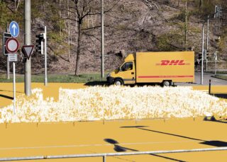Ein gelber DHL-Lieferwagen fährt durch eine Kreuzung mit Verkehrsschildern, Ampeln und digital verändertem gelbem Gras im Vordergrund.