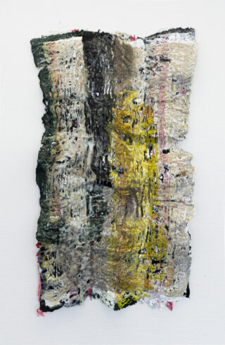 Ein strukturiertes, rechteckiges Mixed-Media-Kunstwerk mit vertikalen Schichten in Gelb, Schwarz, Hellbraun und Weiß auf weißem Hintergrund. Die Kanten sind uneben und leicht ausgefranst.