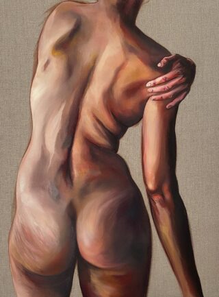 Ein realistisches Gemälde einer nackten Person von hinten, mit einem angewinkelten Arm, der die gegenüberliegende Schulter berührt, vor einem neutralen strukturierten Hintergrund.