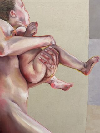 Vor neutralem Hintergrund hält eine Person ein nacktes Baby im Arm, von beiden Körpern sind nur Teile zu sehen.