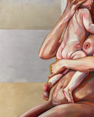 Ein teilweise nackter Erwachsener hält vor einem Hintergrund aus beigen und grauen vertikalen Streifen ein nacktes Kleinkind in den Armen.