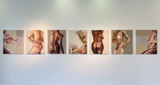 Eine Serie von sieben Gemälden auf einer weißen Wand, die jeweils abstrahierte nackte menschliche Figuren in verschiedenen Posen und Perspektiven zeigen.
