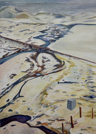 Eine schneebedeckte Landschaft mit einem gewundenen Fluss, einer Straße, die über eine Brücke führt, Hügeln in der Ferne und einer kleinen grauen würfelartigen Struktur im Vordergrund.