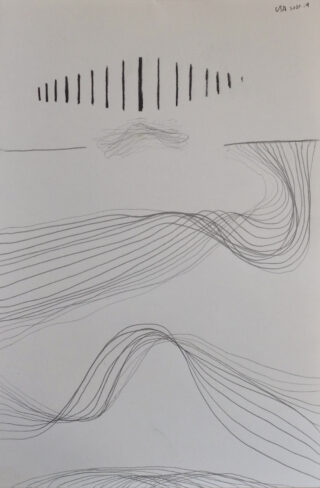 Abstrakte Bleistiftzeichnung mit vertikalen Balken oben, geschwungenen Linien in der Mitte und unten und einer Wellenform oben in der Mitte auf weißem Hintergrund.