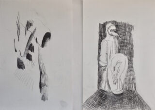 Zwei Schwarzweißskizzen: Die linke zeigt abstrakte Formen und Teilformen, während die rechte eine bekleidete Figur mit einer Schnabelmaske zeigt, die hinter einer gebeugten, nackten Figur steht.