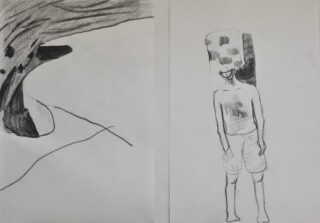 Eine Bleistiftzeichnung mit zwei Abschnitten: links eine abstrakte Baumform, rechts eine Person in Shorts mit einem würfelförmigen Objekt auf dem Kopf.