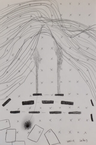 Eine monochrome abstrakte Bleistiftzeichnung mit verstreuten X-Markierungen, geschwungenen Linien, zwei vertikalen schattierten Spalten, Rechtecken und mehreren schrägen Rechtecken am unteren Rand.