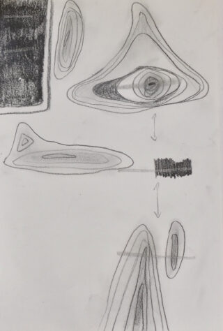 Bleistiftskizze mit abstrakten, geschichteten Formen, die durch Pfeile verbunden sind, mit Schattierungen und einem dunklen rechteckigen Fleck in der oberen linken Ecke.