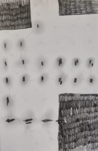 Abstrakte Zeichnung mit drei dunklen, schattierten Rechtecken, verstreuten schwarzen Markierungen, schwachen Schmierern und kleinen x, die durch dünne Linien auf weißem Hintergrund verbunden sind.