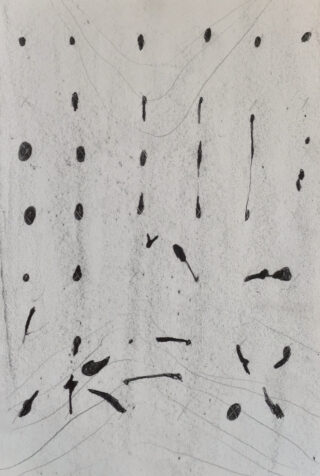 Abstrakte schwarze Tintenflecken und Punkte in unterschiedlichen Formen und Größen sind über einen weißen, leicht strukturierten Hintergrund verstreut.
