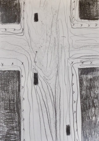 Abstrakte Bleistiftzeichnung mit vier schattierten Rechtecken in den Ecken, holzähnlichen Maserungen, kleinen schwarzen Rechtecken und verstreuten X-Markierungen auf weißem Papier.