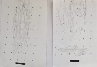 Zwei Bleistiftskizzen zeigen flüssigkeitsähnliche Formen mit Konturlinien über Rastern aus Plus- und Minuszeichen, die jeweils von einem geschwärzten Rechteck am unteren Rand ausgehen oder darüber schweben.