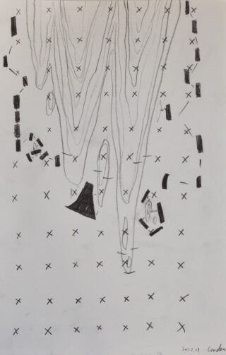 Abstrakte schwarze Bleistiftzeichnung mit verstreuten X-Formen, Wellenlinien, Ovalen und Blockformen auf weißem Hintergrund. Signatur und Datum befinden sich in der unteren rechten Ecke.