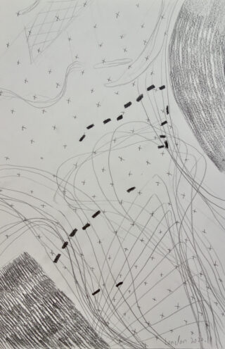 Abstrakte Bleistiftzeichnung mit verstreuten X-Markierungen, gekrümmten und geraden Linien, schattierten Bereichen und einer segmentierten gestrichelten Linie, die diagonal von links unten nach rechts oben verläuft.
