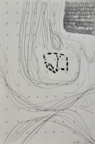 Abstrakte Bleistiftzeichnung mit sich kreuzenden gekrümmten Linien, verstreuten X-Markierungen, einem schattierten Quadrat und einem mit gestrichelten Linien umrandeten zentralen Bereich.