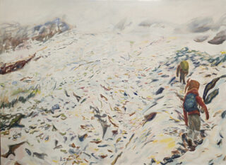 Zwei Wanderer mit Rucksäcken gehen entlang eines schneebedeckten Bergrückens in einer bergigen, nebligen Landschaft.